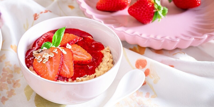 Třízrnná kaše s jahodami bez lepku