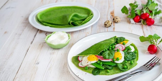 Zelená ŠPENÁTOVÁ OMELETA s křepelčími vajíčky