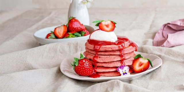 Růžové JAHODOVÉ LÍVANCE