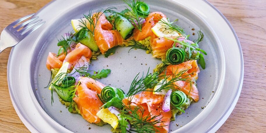 Vánoční věnec s uzeným lososem