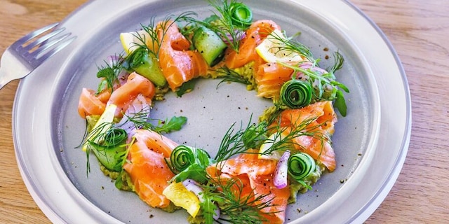 Vánoční věnec s uzeným lososem