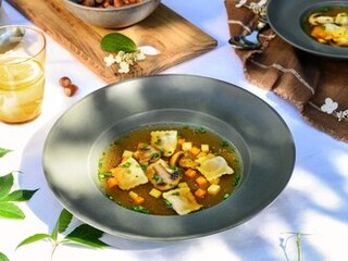 Podzimní kuřecí vývar s houbovými ravioli