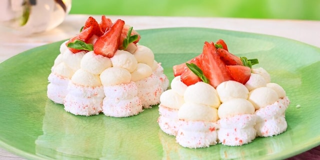 PAVLOVA s kokosovým krémem a jahodami