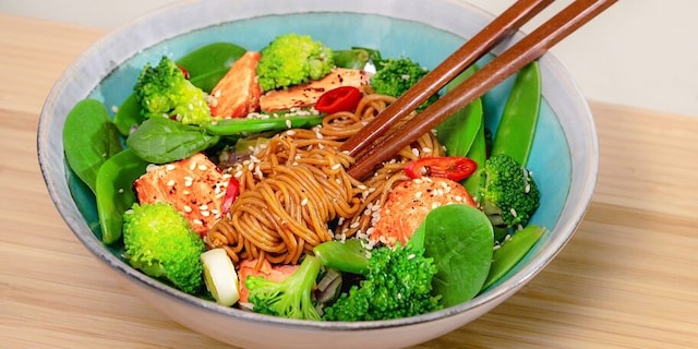 RÝŽOVÉ NUDLE SE ZELENINOU a pečeným lososem keta