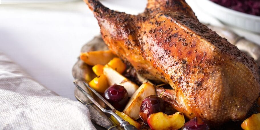 Pečená svatomartinská husa se zelím a knedlíkem