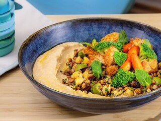 Pečená zelenina s čočkovým salátem a hummusem