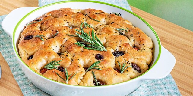 Domácí focaccia s olivami a rozmarýnem