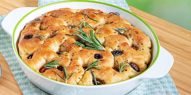 DOMÁCÍ FOCACCIA s olivami a rozmarýnem