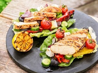 Grilované kuřecí prso s tymiánem a citronem a grilovaným řeckým salátem