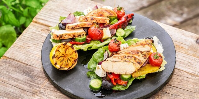 Grilované kuřecí prso s tymiánem a citronem a grilovaným řeckým salátem