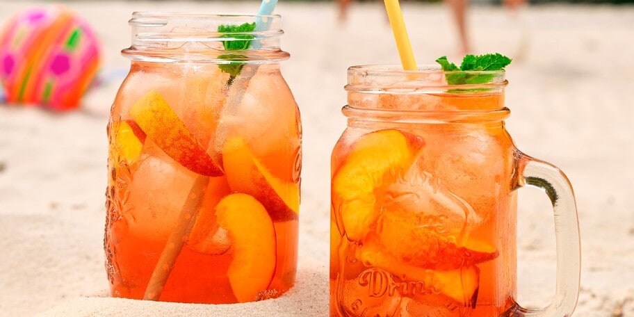 Domácí broskvový ledový čaj