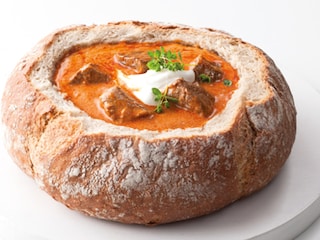 Karlovarský guláš v chlebu