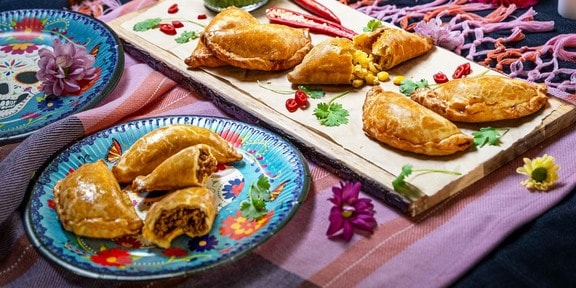 Empanadas s mletým masem a pikantní bylinkovou salsou