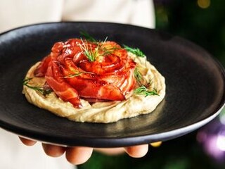 Marinovaný losos ve svařeném víně s holandskou omáčkou