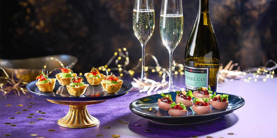 Lodičky z paštiky s klikvou marinovanou v portském víně s křupavým kadeřávkem