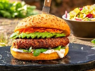 VEGGIE ČOČKOVÝ BURGER s avokádem a brokolicovým salátem