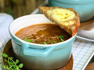 Francouzská cibulačka s křupavým sýrovým toustem