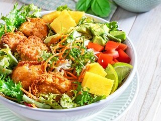 Salát hawai s kuřecími nugetkami 