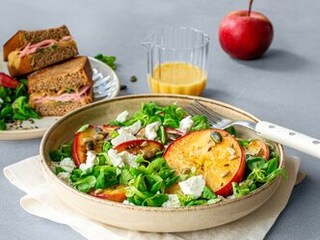 Podzimní salát s křupavým sendvičem