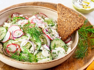 Jarní řecký salát s jogurtovým dresinkem