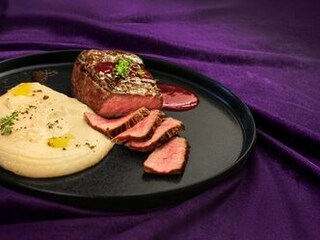 Rumpsteak se sametovou vinnou omáčkou a celerovým pyré