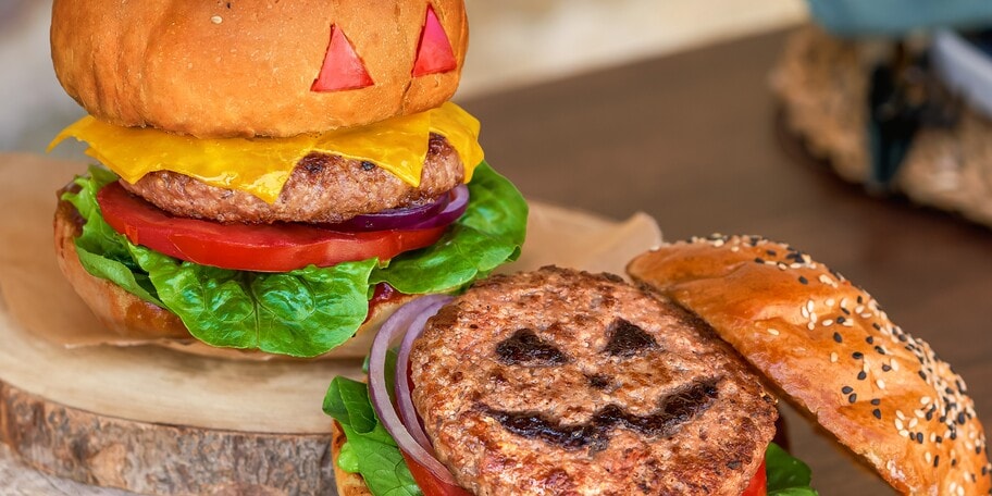 Halloweenský cheeseburger s chilli BBQ omáčkou