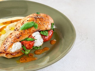 Zapečené kuřecí plátky s ricottou a rajčaty