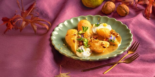 Pečené hrušky na medu se zakysanou smetanou, citronem a vlašskými ořechy