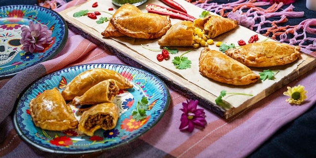Empanadas s mletým masem a pikantní bylinkovou salsou