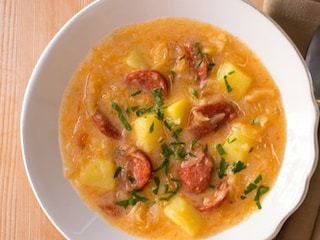 Výborná staročeská zelňačka s klobásou