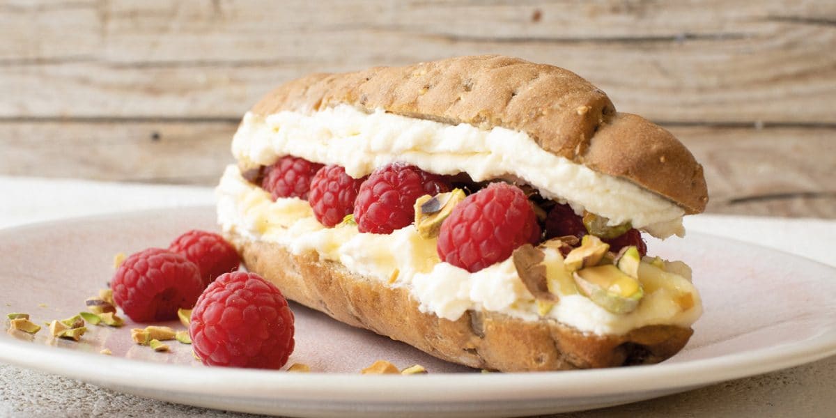 Malinový rohlík s medovou pomazánkou