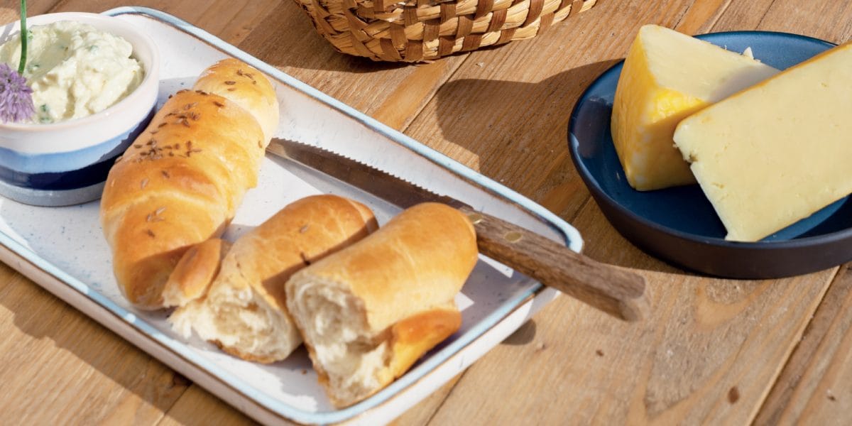 Domácí rohlíky na stole