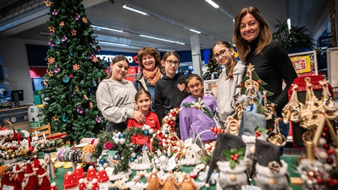 Malí obchodníci z dětských domovů otvírají stánky se svými výrobky