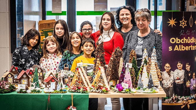 Ze stovek dětí z 55 dětských domovů a neziskových organizací se v předvánočním období staly malí prodavači