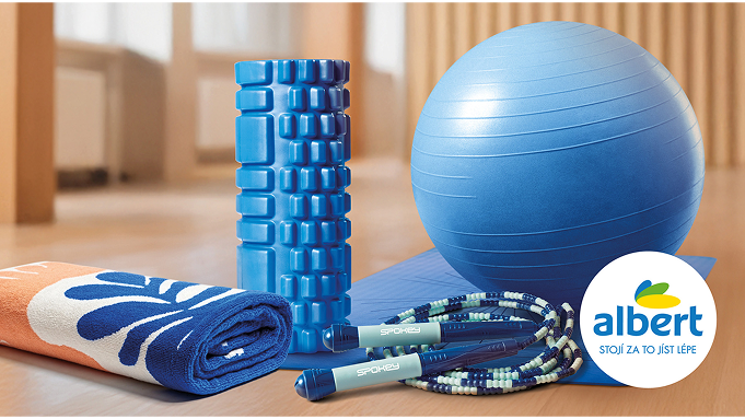 V nabídce sportovních potřeb jsou mimo jiné podložky na cvičení a jógu, gymnastický míč či masážní válec