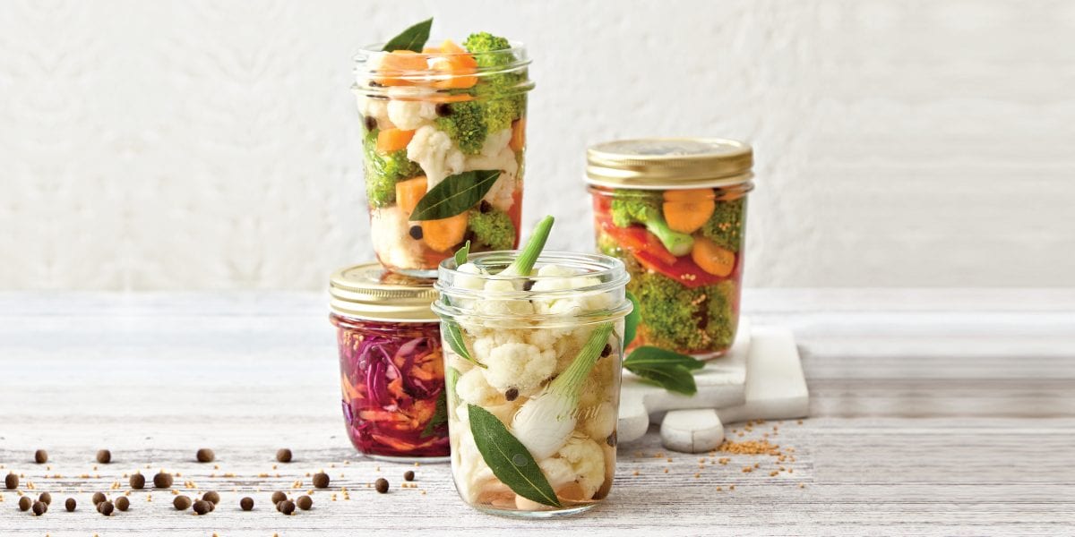 Více druhu zeleniny ve sklenicích