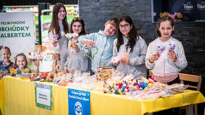 Děti z dětských domovů otevírají velikonoční obchůdky s vlastními výrobky
