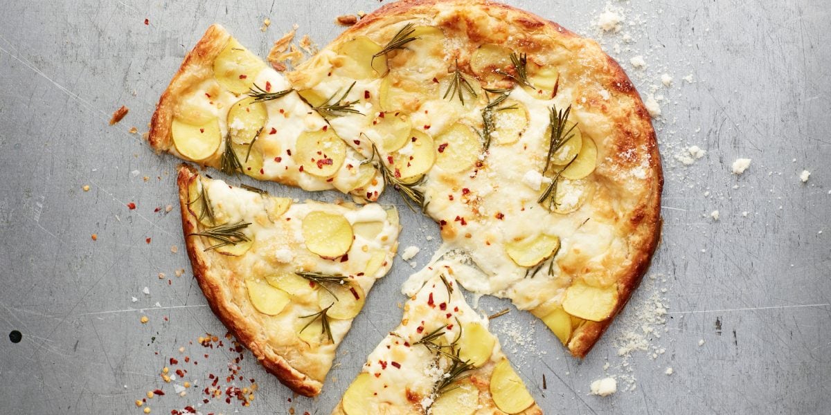 Slaný koláč z listového těsta s bramborami, rozmarýnem a mozzarellou