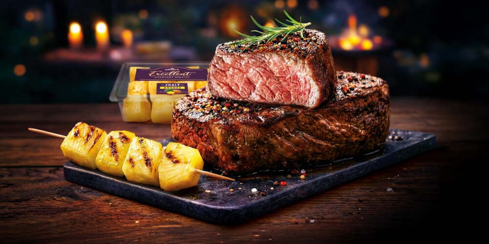 Steaky na prkénku s grilovaným ananasem