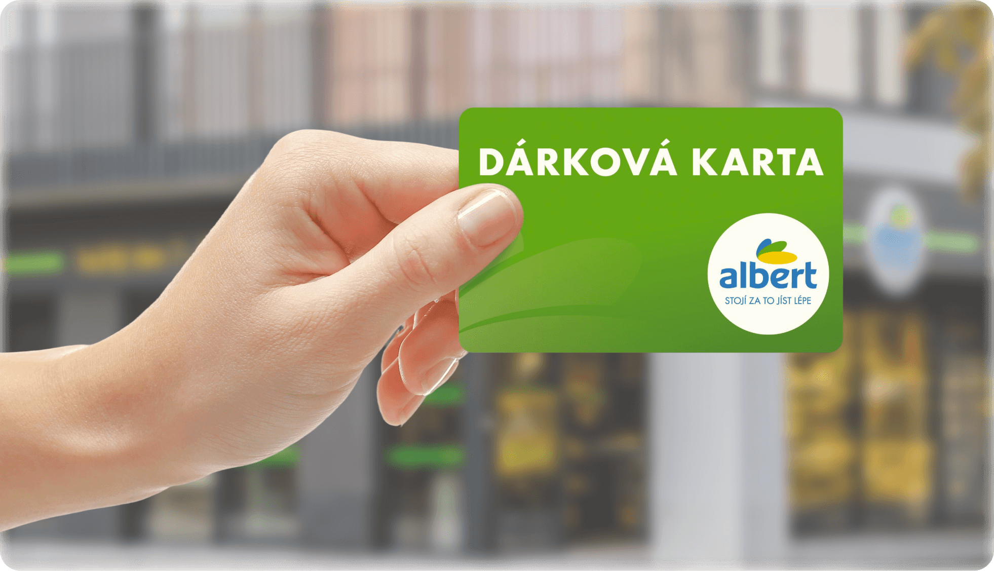 Ruka držící Dárkovou kartu Albert