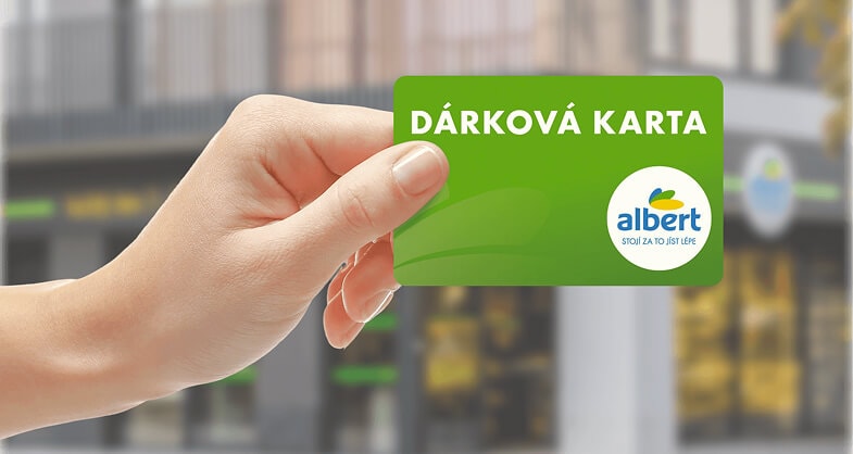 Ruka držící Dárkovou kartu Albert