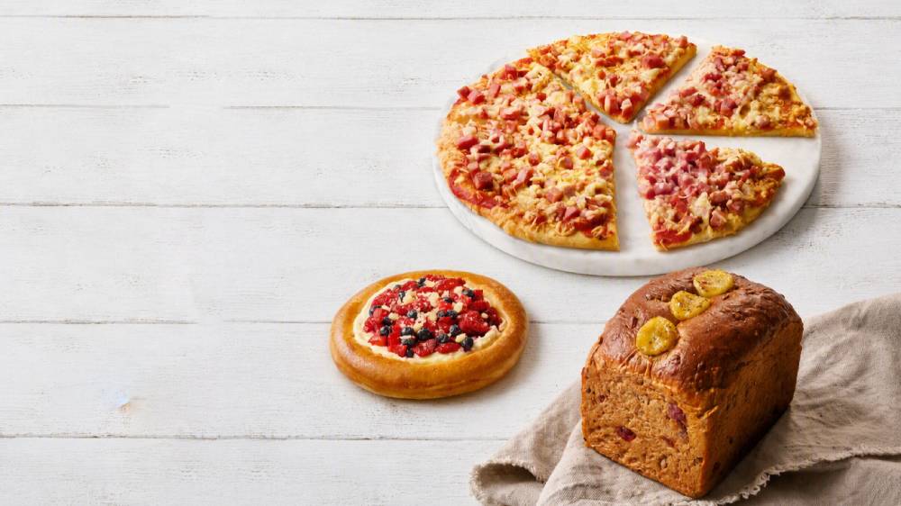 Banánové chlebíčky, ovocné koláčky a pizza snacky