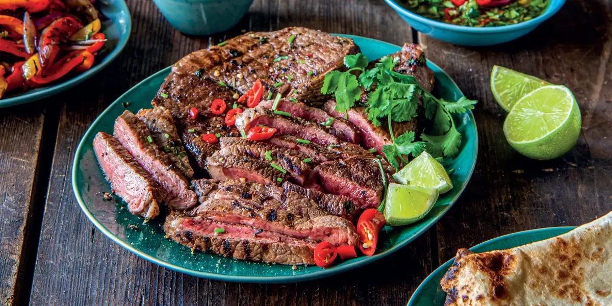 Šťavnatý steak nakrájený na talíři