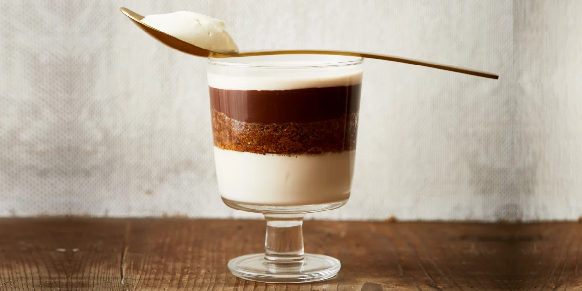 Vrstvy tiramisu ve skleničce