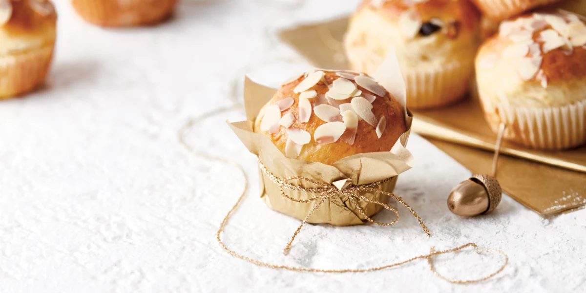 Muffin posypaný mandlemi v ozdobném košíčku